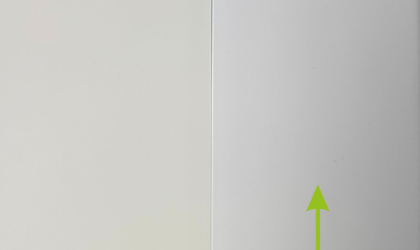 Vergleich von Salamander Pure White RAL 9003 und Standard-Weiß RAL 9016 nebeneinander